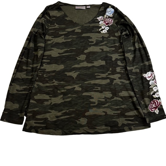 Belle by Kim Gravel Tops - Belle by Kim Gravel Camo Green Top Shirt Tee Size XXS Runs Big Floral Embroidery